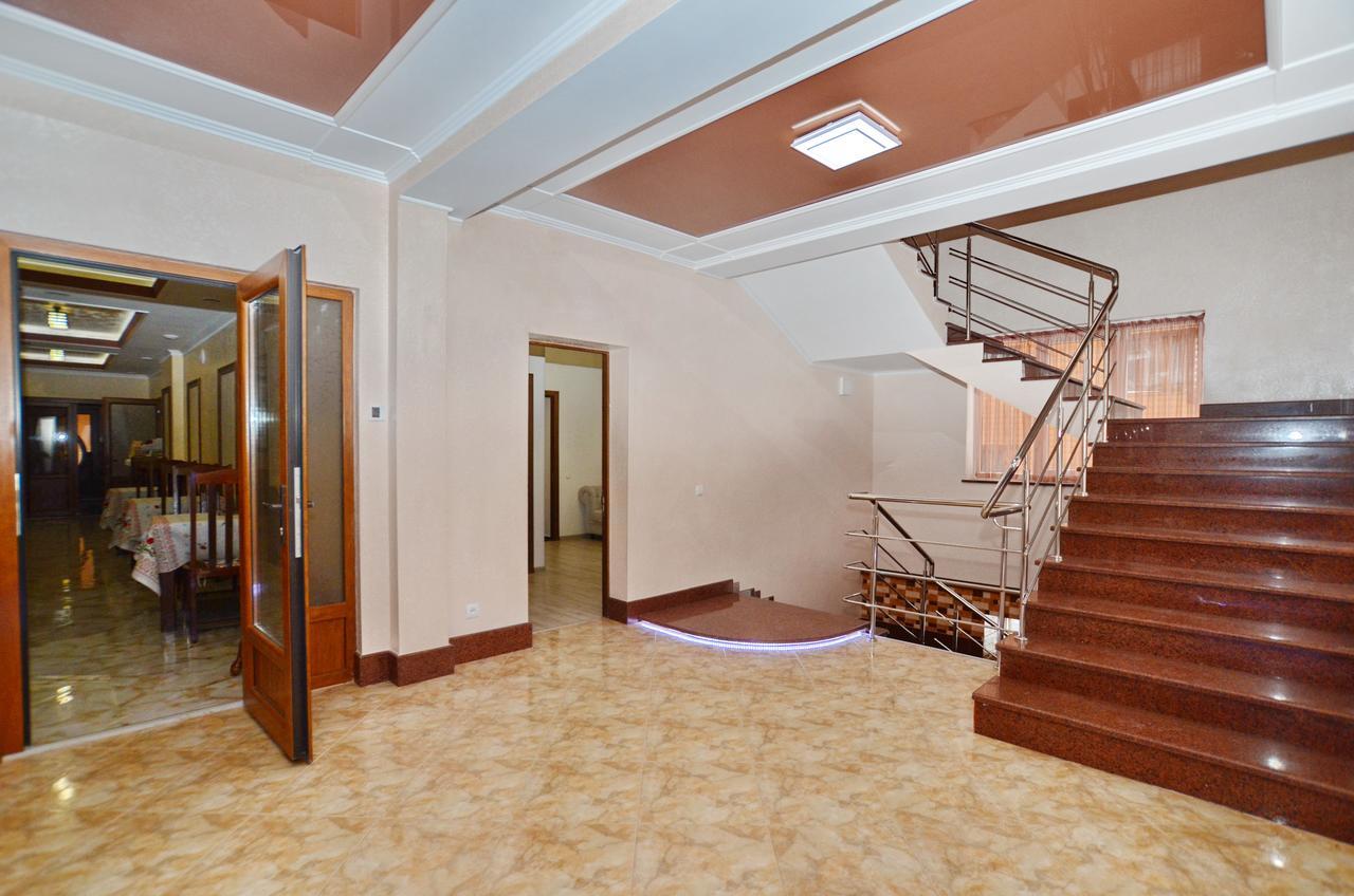 Apart-Hotel Orlan Mykulychyn Exterior photo